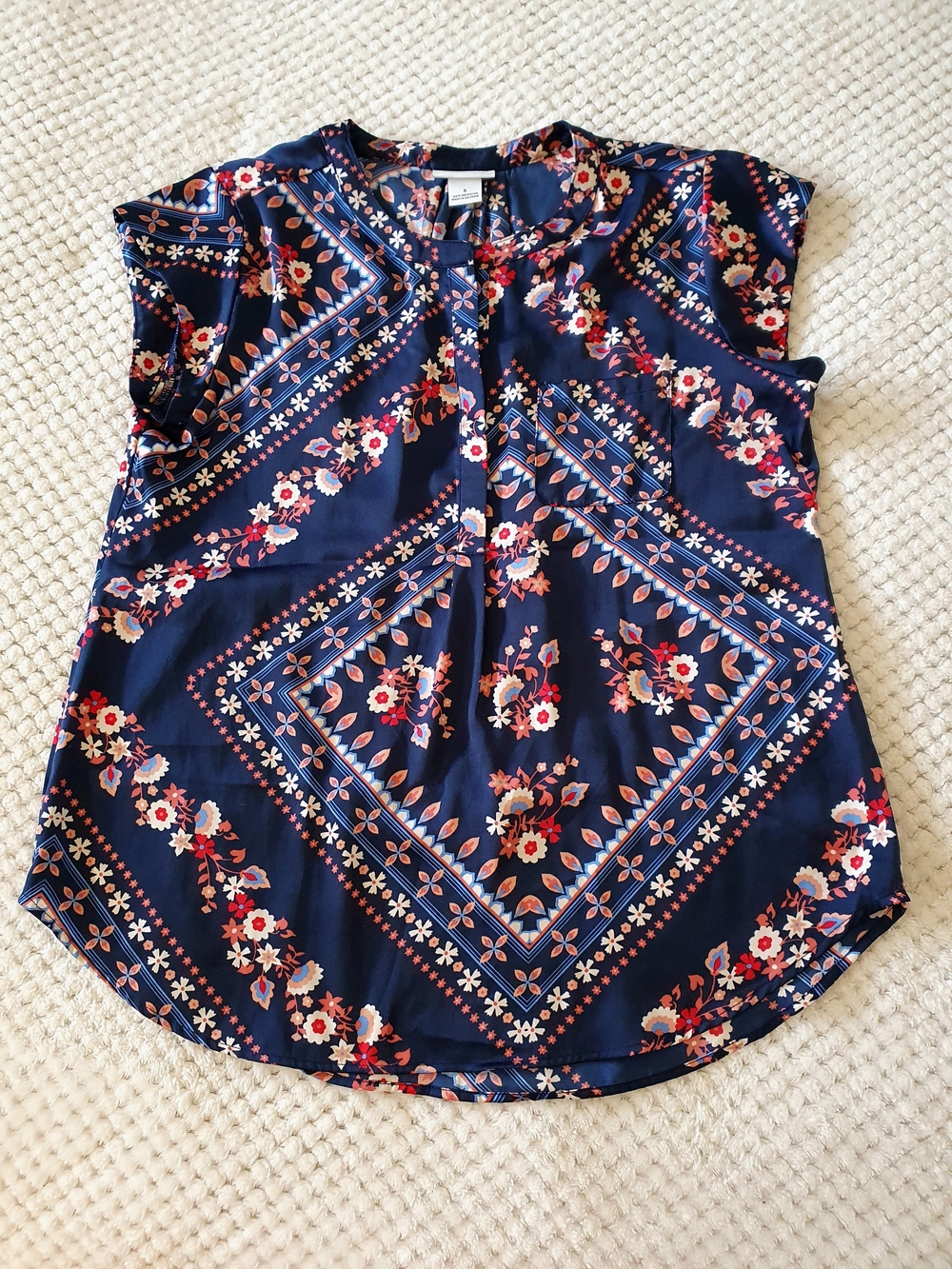 Liz Claiborne Navy Floral Medallion Blouse S | 100% Polyester Flutter Sleeve Top